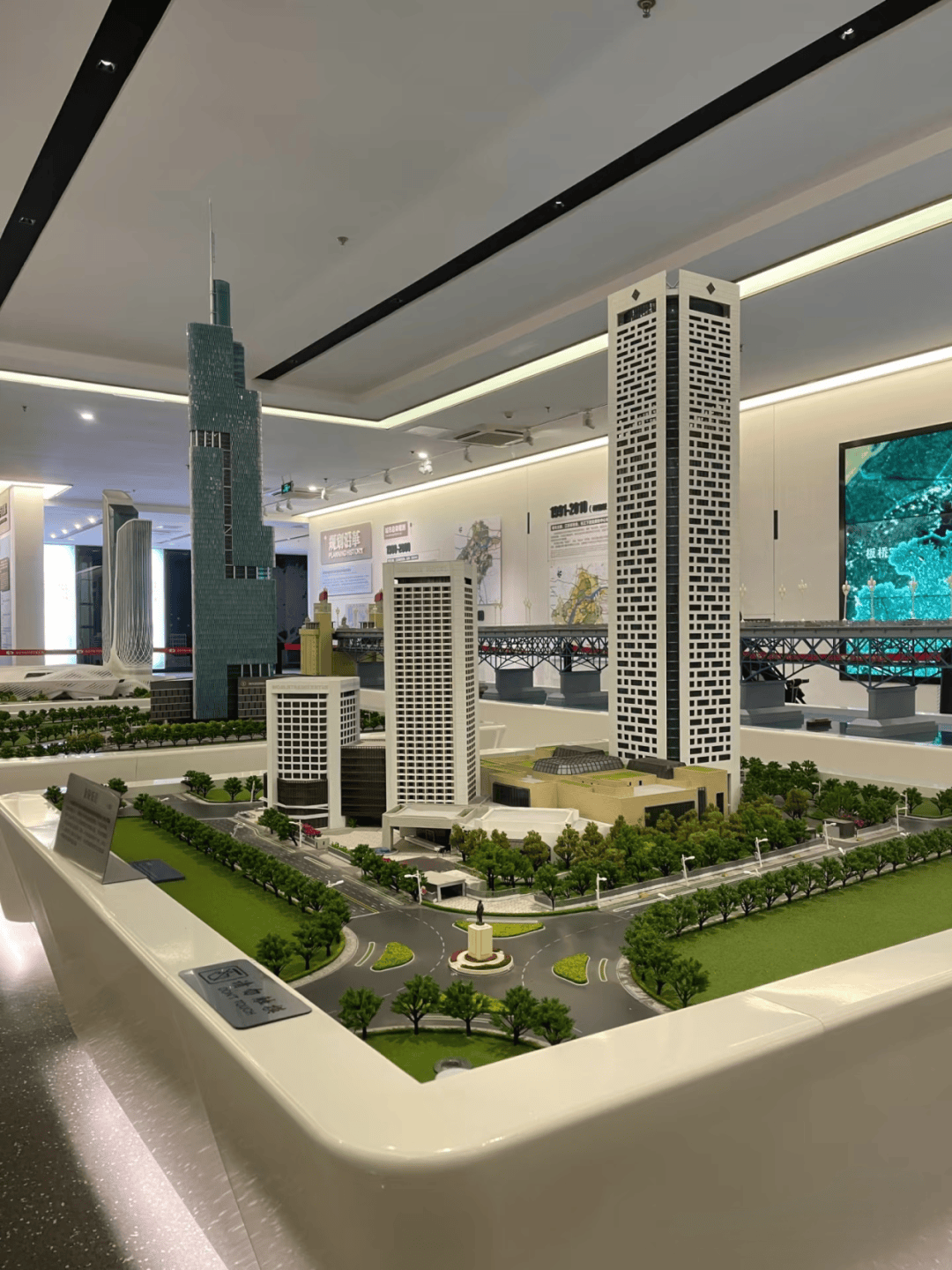 【红领巾寻访】探寻城市奥秘进行时:六(3)中队红领巾走进南京市规划建